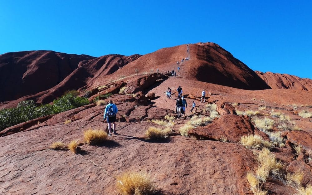 アボリジニの聖地、オーストラリアのエアーズロック登山条件！